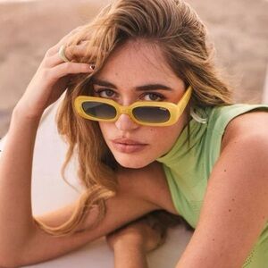 QUAY PARIS SO SERIOUS YELLOW SMOKE SUNGLASSES 😎